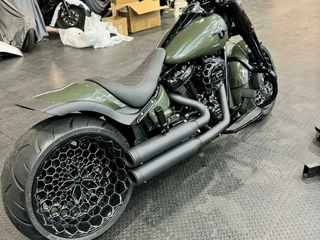 2023 Harley-Davidson Fat Boy, зелёный, 6800000 рублей, вид 2