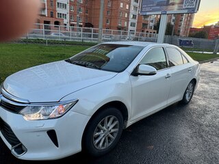 2015 Toyota Camry VII (XV50) Рестайлинг, белый, 1450000 рублей, вид 2
