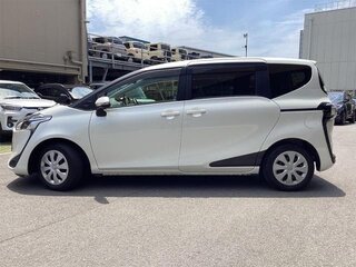 2021 Toyota Sienta II Рестайлинг, белый, 1100000 рублей, вид 3