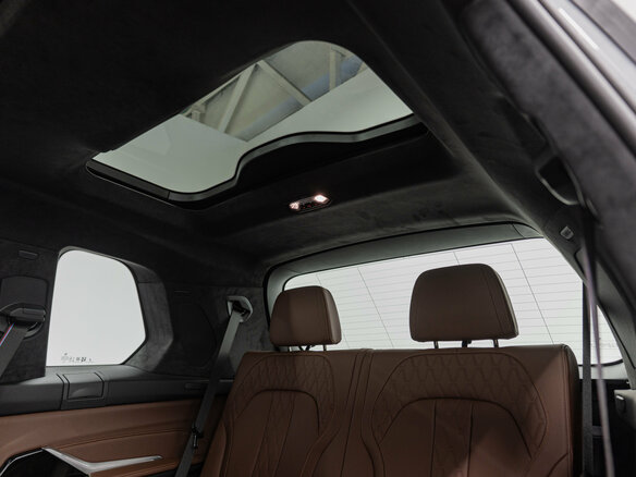 2026 BMW X7 40i I (G07) Рестайлинг, серый - вид 26