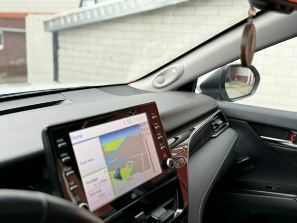 2021 Toyota Camry VIII (XV70) Рестайлинг, серебристый, 3900000 рублей - вид 17