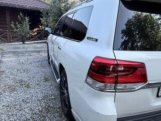2017 Toyota Land Cruiser 200 Series Рестайлинг 2, белый, 6250000 рублей, вид 4
