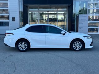 2020 Toyota Camry VIII (XV70), белый, 2480000 рублей, вид 4