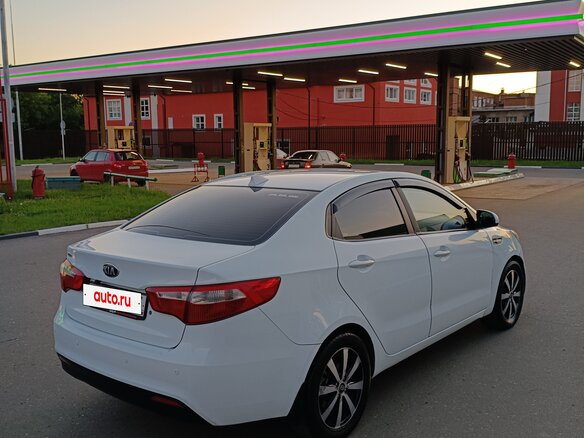 2013 Kia Rio III, белый, 600000 рублей - вид 2