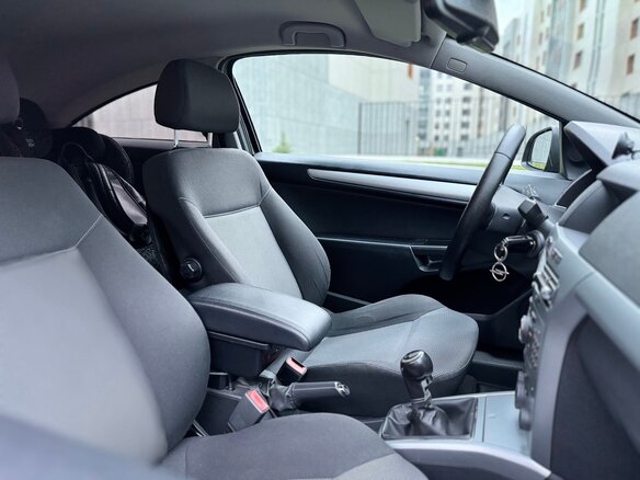 2010 Opel Astra GTC H Рестайлинг, чёрный, 590000 рублей - вид 12