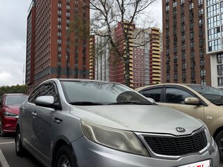 2013 Kia Rio 5-speed III, серебристый, 650000 рублей, вид 2