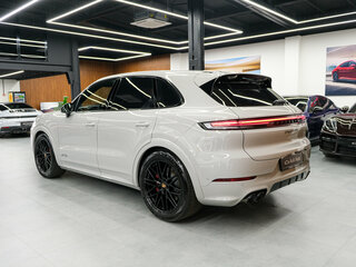2026 Porsche Cayenne GTS III Рестайлинг, серый, 25990000 рублей, вид 4