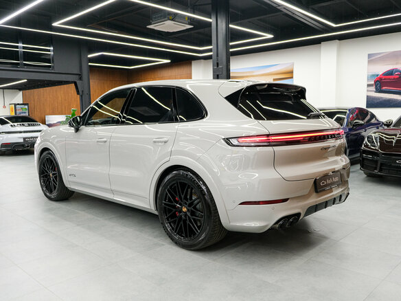 2026 Porsche Cayenne GTS III Рестайлинг, серый, 25900000 рублей - вид 3