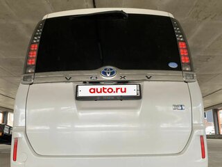 2014 Toyota Voxy III (R80), белый, 1750000 рублей, вид 3