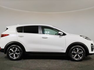 2020 Kia Sportage IV Рестайлинг, белый, 2280000 рублей, вид 4