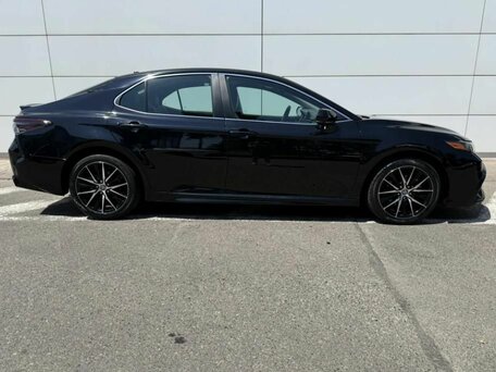 2021 Toyota Camry VIII (XV70) Рестайлинг, чёрный, 2870000 рублей, вид 4