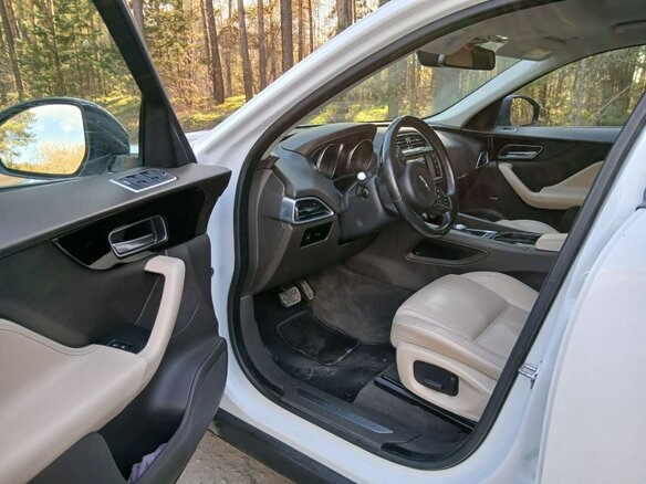 2017 Jaguar F-Pace I, белый, 2250000 рублей - вид 5