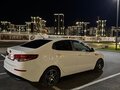 2015 Kia Rio III Рестайлинг, белый, 930000 рублей - вид 5