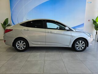 2014 Hyundai Solaris I Рестайлинг, серебристый, 980000 рублей, вид 4