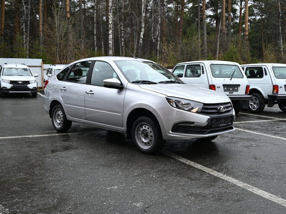 2026 Lada (ВАЗ) Granta I Рестайлинг, серебристый - вид 2