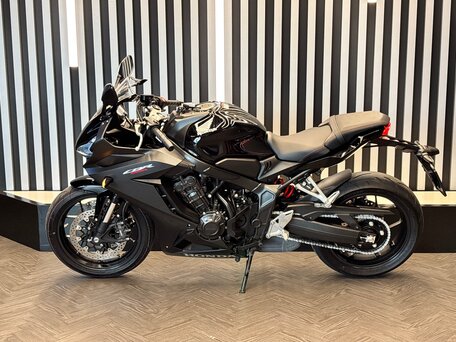 2023 Honda CBR 650R, чёрный, 1030689 рублей, вид 5