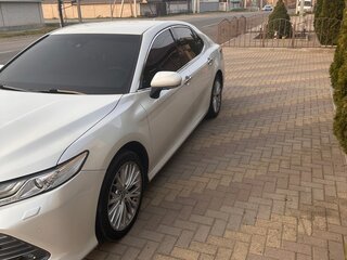2019 Toyota Camry VIII (XV70), белый, 2940000 рублей, вид 1