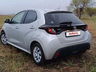 2020 Toyota Yaris IV, серый, 1400000 рублей, вид 5