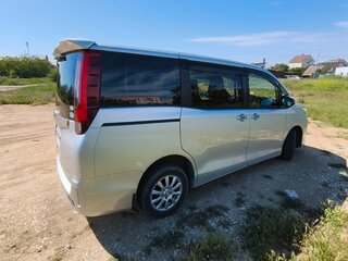 2016 Toyota Noah III (R80), серебристый, 2100000 рублей, вид 4