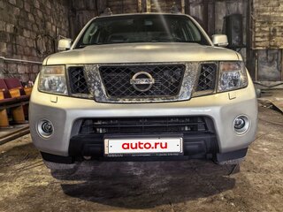 2011 Nissan Navara (Frontier) III (D40) Рестайлинг, серебристый, 1600000 рублей, вид 3
