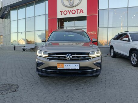 2021 Volkswagen Tiguan II Рестайлинг, коричневый, 2170000 рублей, вид 2