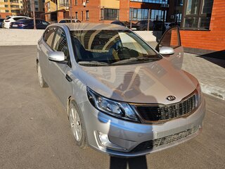 2014 Kia Rio 4-speed III, серебристый, 910000 рублей, вид 1
