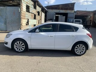2013 Opel Astra J Рестайлинг, белый, 690000 рублей, вид 4