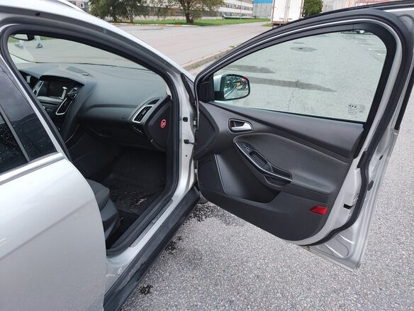 2016 Ford Focus III Рестайлинг, серебристый, 1050000 рублей - вид 17