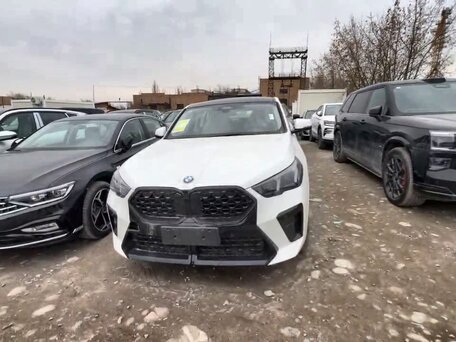 2026 BMW X2 xDrive25i II (U10), белый, 6350000 рублей, вид 2