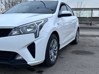 2021 Kia Rio IV Рестайлинг, белый, 1350000 рублей, вид 3