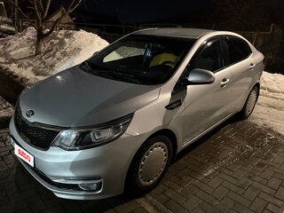 2017 Kia Rio III Рестайлинг, серебристый, 1150000 рублей, вид 1