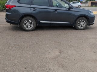 2019 Mitsubishi Outlander III Рестайлинг 3, серый, 1690000 рублей, вид 3