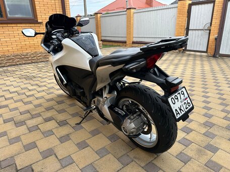 2010 Honda VFR 1200, белый, 720000 рублей, вид 3