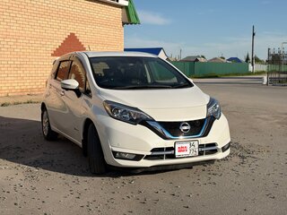 2018 Nissan Note e-Power II Рестайлинг, белый, 1320000 рублей, вид 3