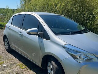 2019 Toyota Vitz III (XP130) Рестайлинг 2, серебристый, 850000 рублей, вид 3