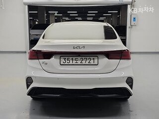 2023 Kia K3 II Рестайлинг, белый, 1650000 рублей, вид 3