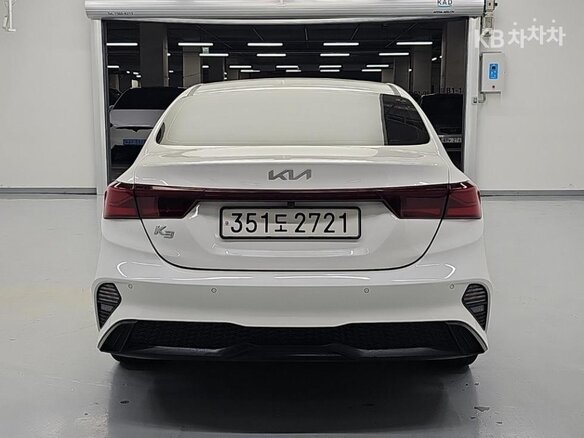 2023 Kia K3 II Рестайлинг, белый, 1650000 рублей - вид 2