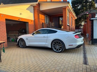 2020 Ford Mustang VI Рестайлинг, белый, 4690000 рублей, вид 1