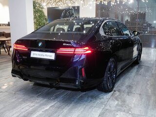2025 BMW 5 серии Long 530Li xDrive VIII (G60/G61/G68), чёрный, 9000000 рублей, вид 3
