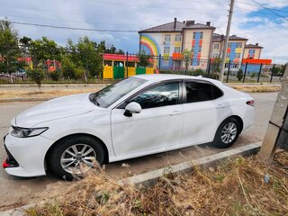 2019 Toyota Camry VIII (XV70), белый, 1850000 рублей, вид 3