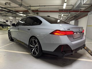 2024 BMW 5 серии 530i xDrive VIII (G60/G61/G68), серый, 7750000 рублей, вид 5