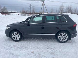 2020 Volkswagen Tiguan II Рестайлинг, чёрный, 3300000 рублей, вид 3