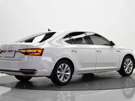 2021 Skoda Superb III Рестайлинг, серебристый, 2320000 рублей, вид 3