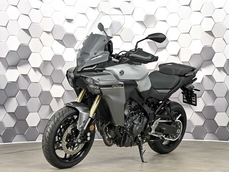 2025 Yamaha MT-09 Tracer (FJ-09), серебристый, 1729000 рублей, вид 2