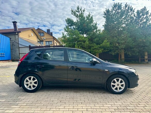 2010 Hyundai i30 I Рестайлинг, чёрный - вид 3