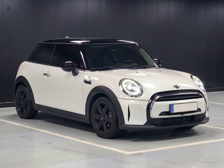 2023 Mini Hatch Cooper III (F55/F56) Рестайлинг 2, белый, 1985000 рублей, вид 2