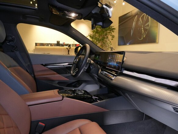 2024 BMW 5 серии 530i xDrive VIII (G60/G61/G68), серый - вид 34