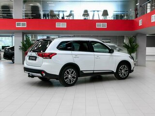 2017 Mitsubishi Outlander III Рестайлинг 2, белый, 1650000 рублей, вид 2