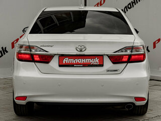 2017 Toyota Camry VII (XV50) Рестайлинг 2, белый, 2185000 рублей, вид 4