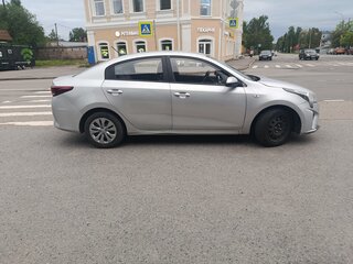 2021 Kia Rio IV Рестайлинг, серый, 990000 рублей, вид 2
